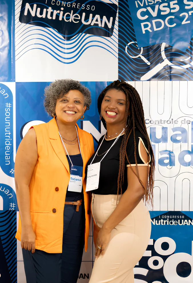 Tatiana Queiroz com participante no I Congresso NutrideUAN, 2025